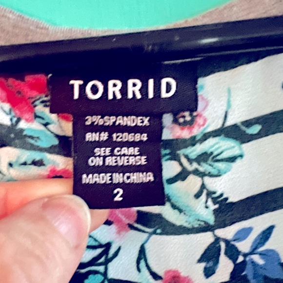 Torrid sheer floral stripe 3/4 sleeve raglan top - Picture 2 of 4